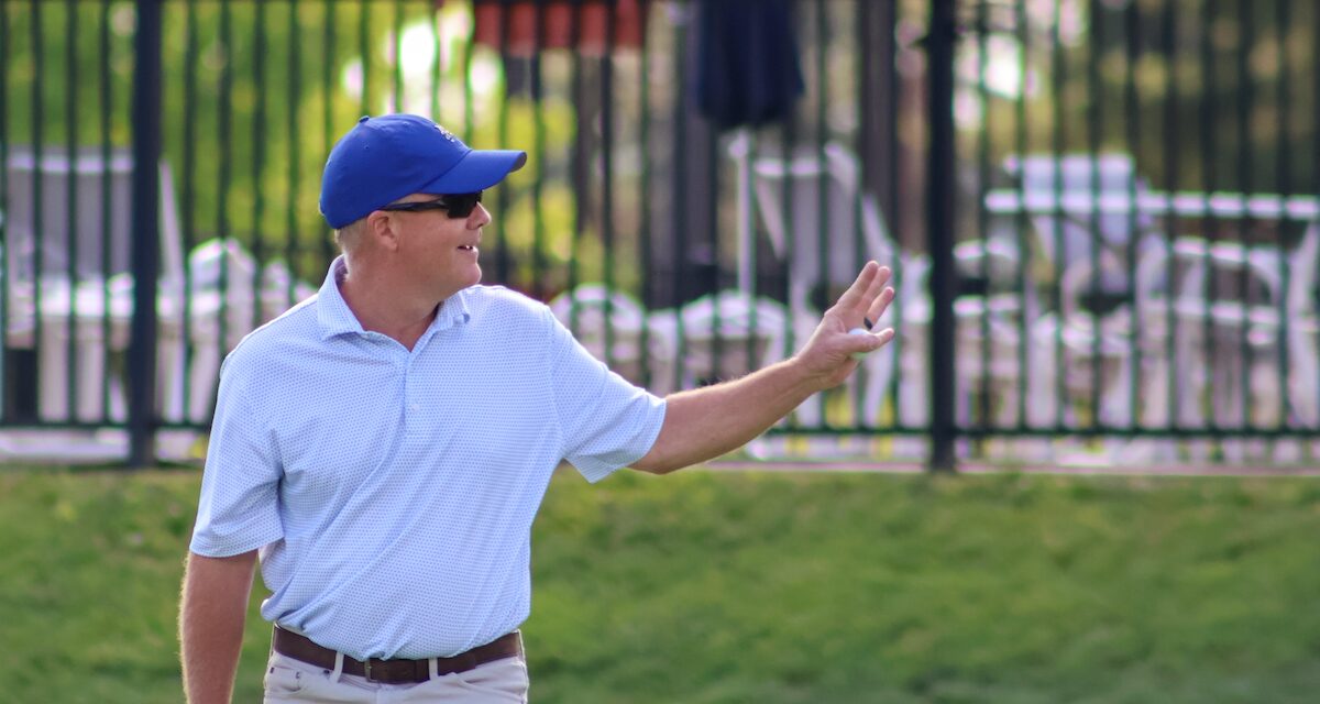 David Smith acknowledging the crowd after his final putt. David Smith acknowledging the crowd after his final putt.