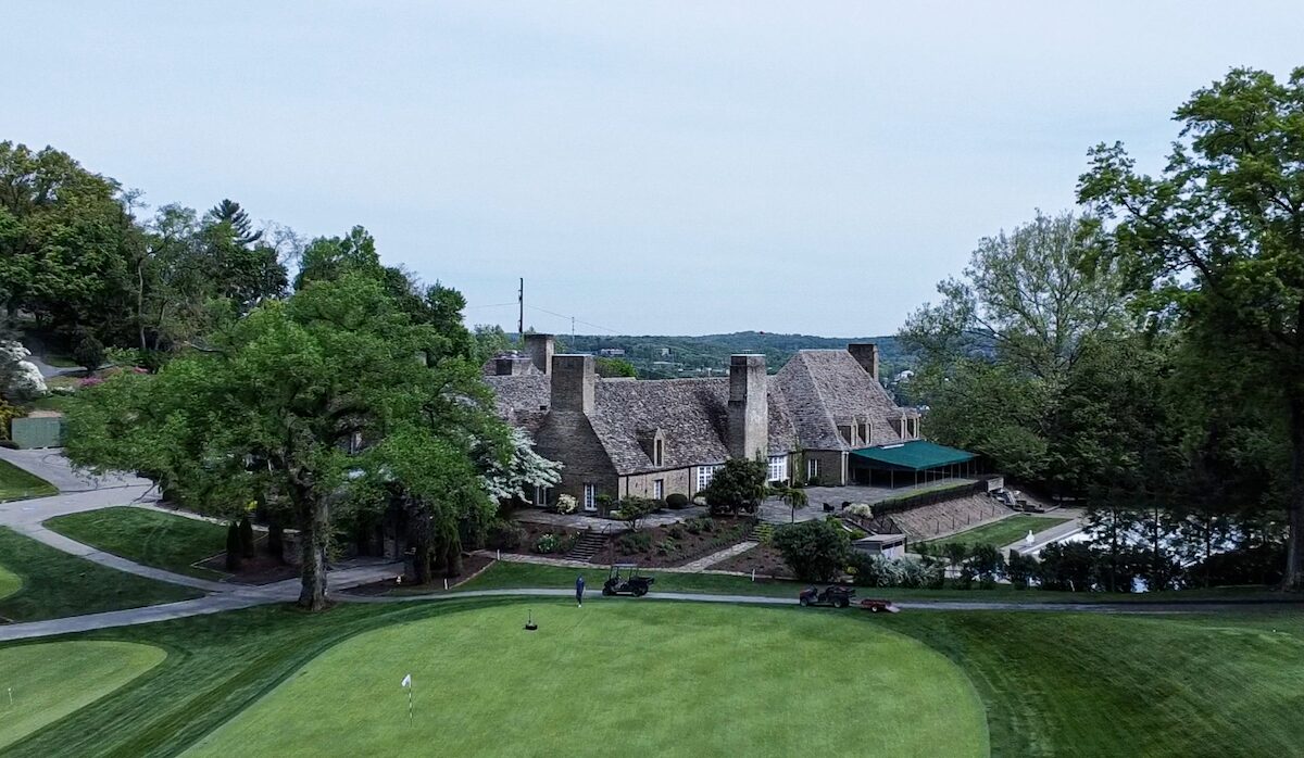 The 18th green and clubhouse at Longue Vue Club. The 18th green and clubhouse at Longue Vue Club.